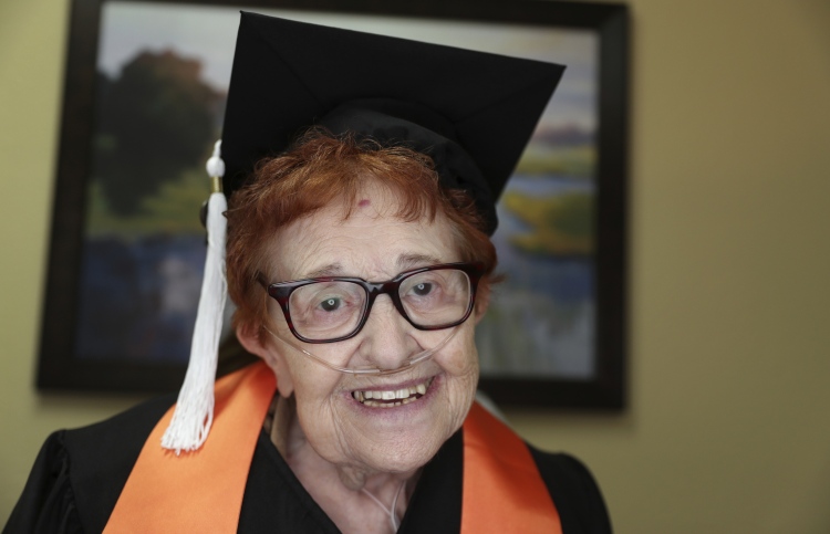 އުމުރުން 84 އަހަރުގައި ބެޗެލާޒް ޑިގްރީއެއް