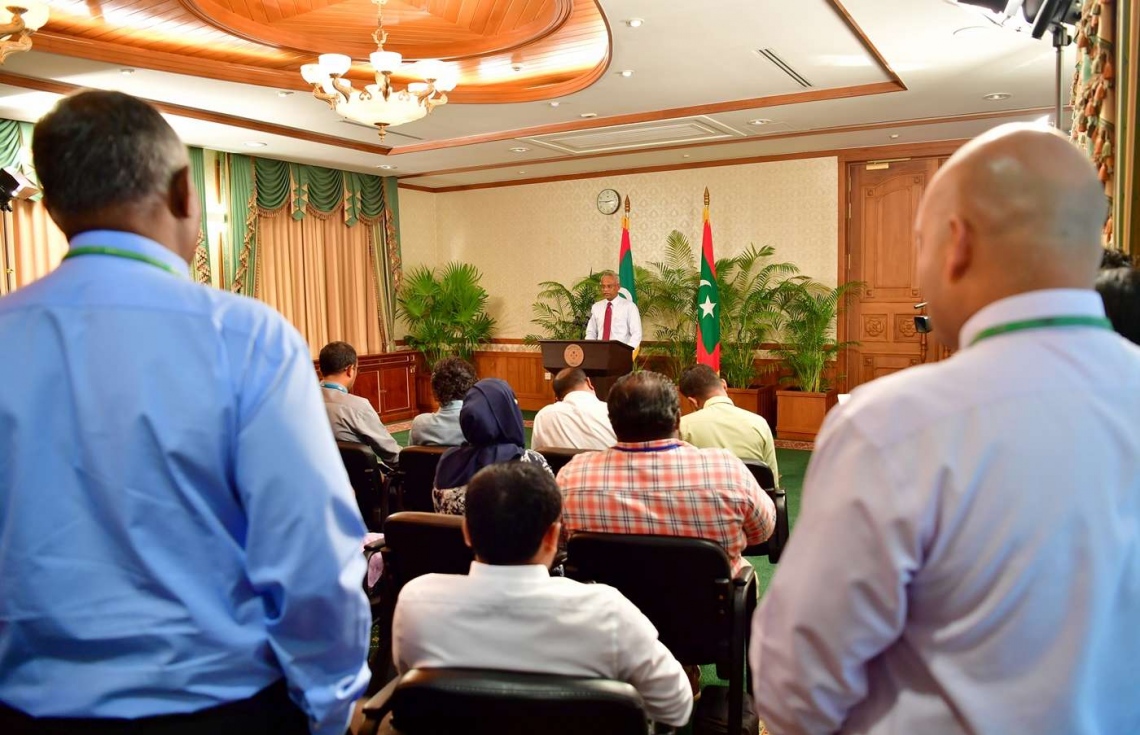 މާލެ: ޑިސެމްބަރު 19، 2018- ވެރިކަމާ ހަވާލުވެވަޑައިގެންނެވި ފަހުން، ރައީސް އިބްރާހިމް މުހައްމަދު ސޯލިހްގެ ފުރަތަމަ ނިއުސް ކޮންފަރެންސް މިއަދު ކުރިއަށް ގެންދަވާއިރު، އެމަނިކުފާނުގެ ތަރުޖަމާން އަދި ރައީސް އޮފީހުގެ ޗީފް ކޮމިއުނިކޭޝަންސް ސްޓްރެޓެޖިސްޓް އިބްރާހިމް ހޫދު (ކ) އާއި އެ އޮފީހުގެ ކޮމިއުނިކޭޝަންސް ސެކްރެޓަރީ ހަސަން އިސްމާއިލް އަޑުއައްސަވަނީ.---ފޮޓޯ: ރައީސް އޮފީސް