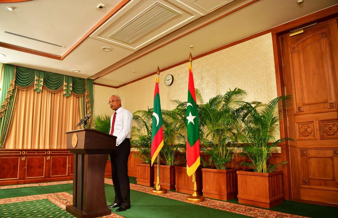 މާލެ: ޑިސެމްބަރު 19، 2018- ވެރިކަމާ ހަވާލުވެވަޑައިގެންނެވި ފަހުން، ރައީސް އިބްރާހިމް މުހައްމަދު ސޯލިހް މިއަދު ބޭއްވެވި ނިއުސް ކޮންފަރެންސްގައި، ނޫސްވެރިއެއްގެ ސުވާލަކަށް ޖަވާބު ދެއްވަނީ.---ފޮޓޯ: ރައީސް އޮފީސް