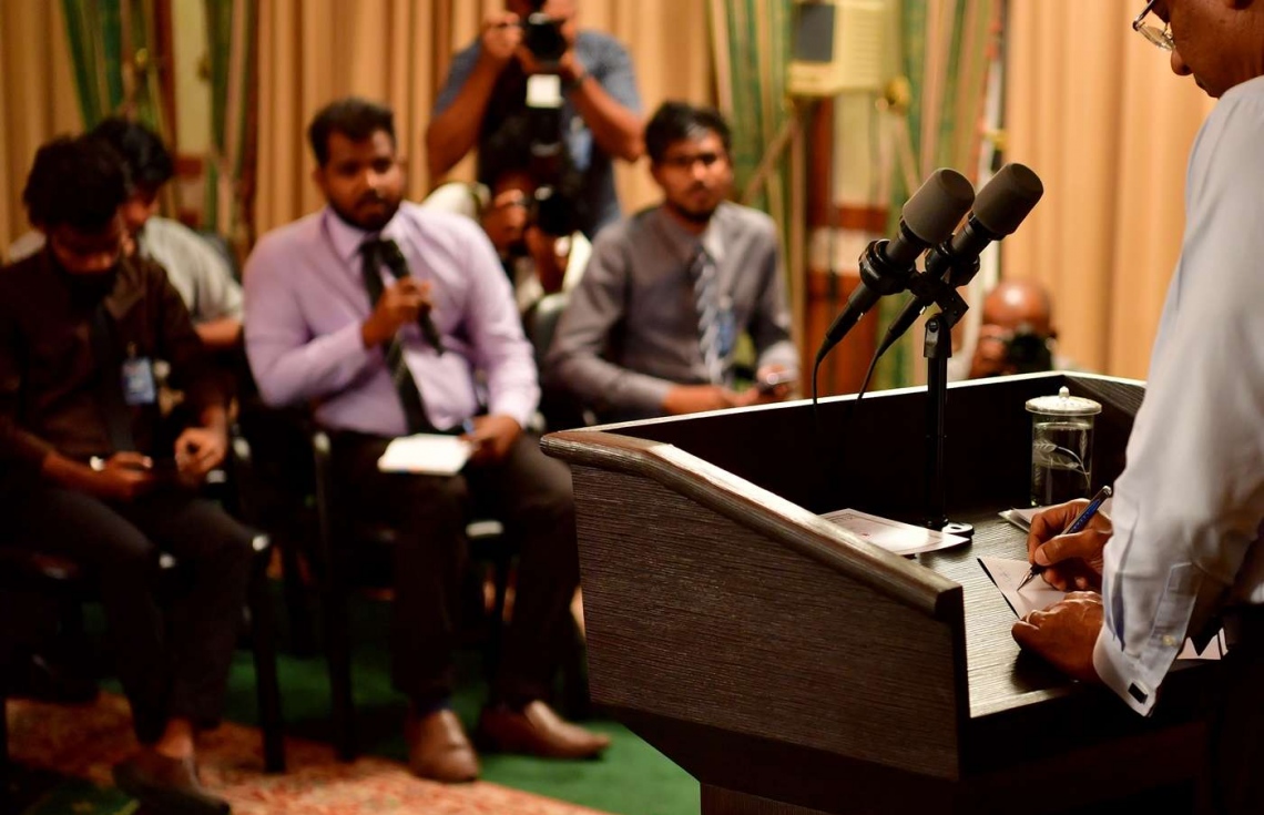 މާލެ: ޑިސެމްބަރު 19، 2018- ވެރިކަމާ ހަވާލުވެވަޑައިގެންނެވި ފަހުން، ރައީސް އިބްރާހިމް މުހައްމަދު ސޯލިހް މިއަދު ބޭއްވެވި ނިއުސް ކޮންފަރެންސްގައި އެމަނިކުފާނު، ނޫސްވެރިއެއްގެ ސުވާލު ނޯޓު ކުރައްވަނީ.---ފޮޓޯ: ރައީސް އޮފީސް