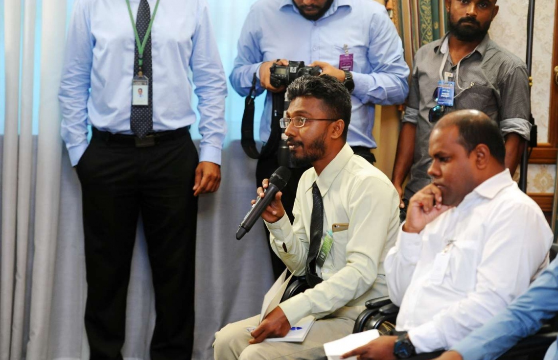 މާލެ: ޑިސެމްބަރު 19، 2018- ވެރިކަމާ ހަވާލުވެވަޑައިގެންނެވި ފަހުން، ރައީސް އިބްރާހިމް މުހައްމަދު ސޯލިހް މިއަދު ބޭއްވެވި ނިއުސް ކޮންފަރެންސްގައި، އެމަނިކުފާނަށް ވީމީޑިއާގެ ނޫސްވެރިޔާ އަލީ ސުލެއިމާން ސުވާލެއް ދަންނަވަނީ.---ފޮޓޯ: ރައީސް އޮފީސް