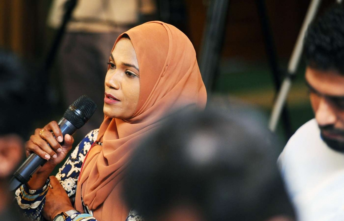 މާލެ: ޑިސެމްބަރު 19، 2018- ވެރިކަމާ ހަވާލުވެވަޑައިގެންނެވި ފަހުން، ރައީސް އިބްރާހިމް މުހައްމަދު ސޯލިހް މިއަދު ބޭއްވެވި ނިއުސް ކޮންފަރެންސްގައި ޗެނަލް 13 ގެ ނޫސްވެރިޔާ ސުވާލުކުރަނީ.---ފޮޓޯ: ރައީސް އޮފީސް