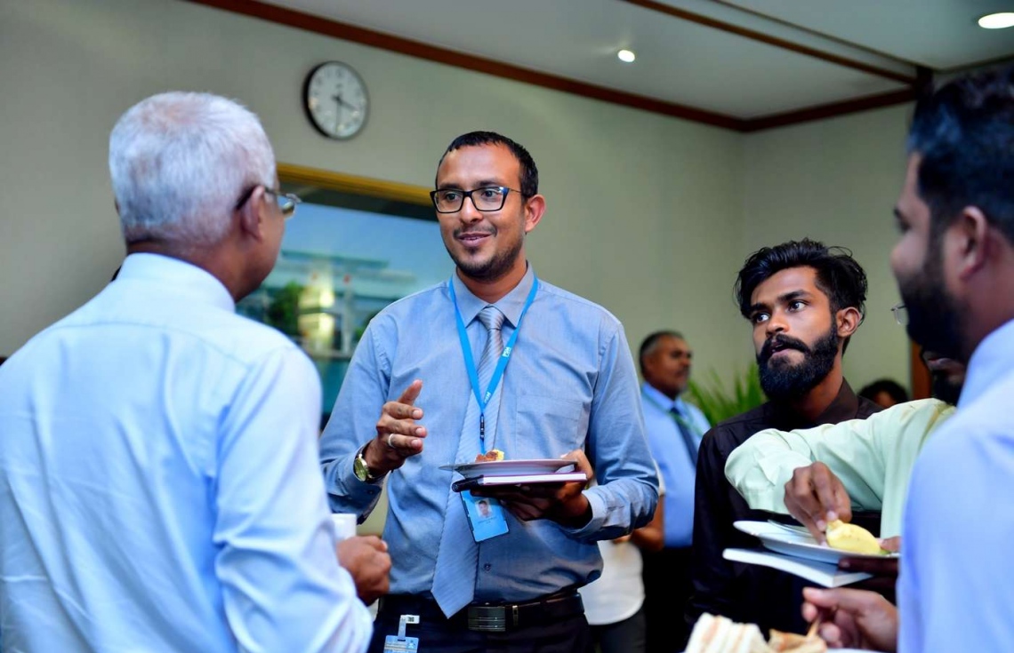 މާލެ: ޑިސެމްބަރު 19، 2018- ވެރިކަމާ ހަވާލުވެވަޑައިގެންނެވި ފަހުން، ރައީސް އިބްރާހިމް މުހައްމަދު ސޯލިހް މިއަދު ބޭއްވެވި ނިއުސް ކޮންފަރެންސަށް ފަހު އޮތް ސައިފޮދުގައި، ޕީއެސްއެމްގެ ނޫސްވެރިޔާ މުއާޒާ ވާހަކަފުޅު ދައްކަވަނީ.---ފޮޓޯ: ރައީސް އޮފީސް