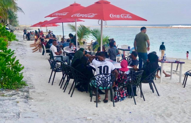 ހުޅުމާލެ ބީޗްގައި ކެފޭ ހިންގަނީ ހުއްދަ ނެތި