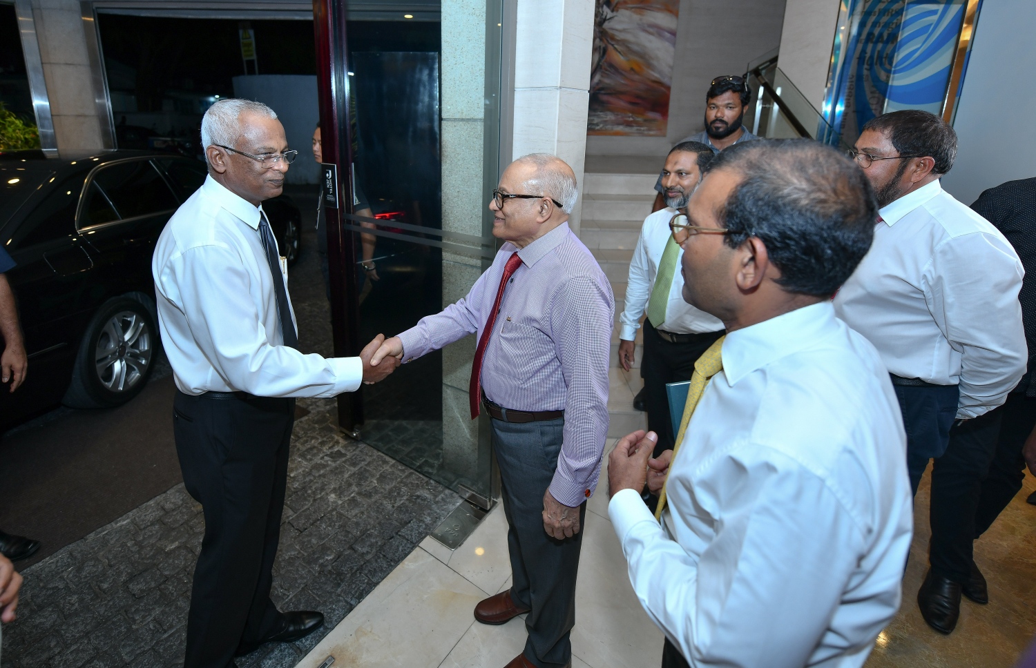 ކޯލިޝަންގެ ހަތަރު ލީޑަރުންގެ ބައްދަލުވުމަށް ފަހު، ހޮޓެލް ޖެންއިން ވަޑައިގަތުމުގެ ކުރިން ރައީސް އިބްރާހިމް މުހައްމަދު ސޯލިހާއި ކުރީގެ ރައީސް މައުމޫން ސަލާމް ކުރައްވަނީ.---ފޮޓޯ: ނިޝާން އަލީ/މިހާރު