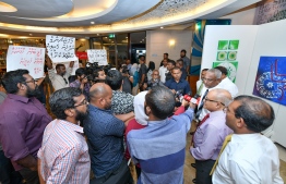 Government coalition faces a demonstration initiated by political movement 'Navaanavai' calling to free the parliament from the influence of business magnates. PHOTO: NISHAN ALI/MIHAARU