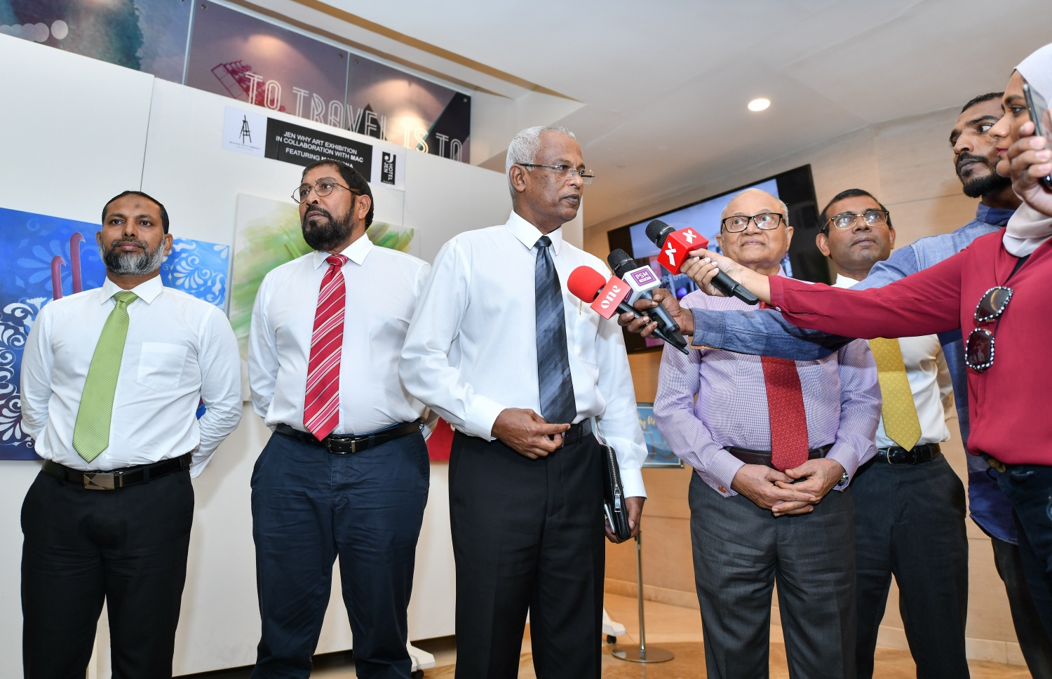 ހަތަރު ލީޑަރުންގެ ބައްދަލުވުމަށް ފަހު، ރައީސް އިބްރާިމް މުހައްމަދު ސޯލިހް ނޫސްވެރިންގެ ސުވާލުތަކަށް މިރޭ އިރާކޮޅު ޖަވާބު ދެއްވަނީ.---ފޮޓޯ: ނިޝާން އަލީ/މިހާރު