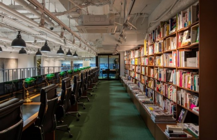 ފީއެއް ދައްކައިގެން ވަދެވޭ ފޮތްފިހާރައެއް