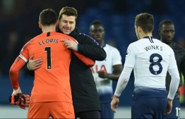 Tottenham Hotspur's Argentinian head coach Mauricio Pochettino (2L) celebrates with Tottenham Hotspur's French goalkeeper Hugo Lloris (L) and Tottenham Hotspur's English midfielder Harry Winks (R) after the final whistle of the English Premier League football match between Everton and Tottenham Hotspur at Goodison Park in Liverpool, north west England on December 23, 2018. (Photo by Oli SCARFF / AFP)