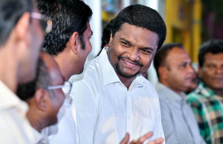 އަނިޔާކުރި ފުލުހުން ގެ އަކަށް ވަދެ ބިރުދެއްކި!