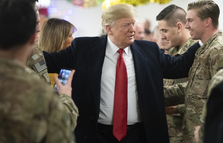 ކުއްލި ދަތުރުފުޅެއްގައި ޓްރަމްޕާއި މެލަނިއާ އިރާގަށް