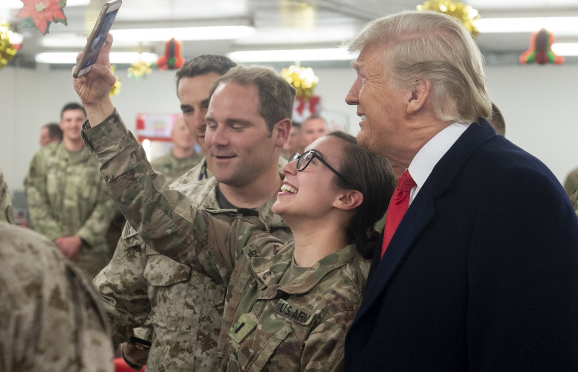 އެމެރިކާގެ ރައީސް ޑޮނަލްޑް ޓްރަމްޕް އިރާގަށް ވަަޑައިގެން އެމެރިކާ ސިފައިންނާ އެކު ސެލްފީ ނަންގަވަނީ. --ފޮޓޯ:އޭއެފްޕީ