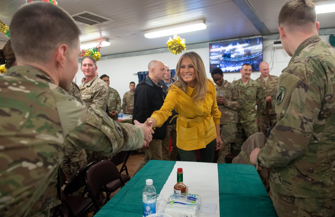 މެލަނިއާ ޓްރަމްޕް އިރާގަށް ވަަޑައިގެން އެމެރިކާ ސިފައިންނާ ބައްދަލު ކުރައްވަނީ. --ފޮޓޯ:އޭއެފްޕީ