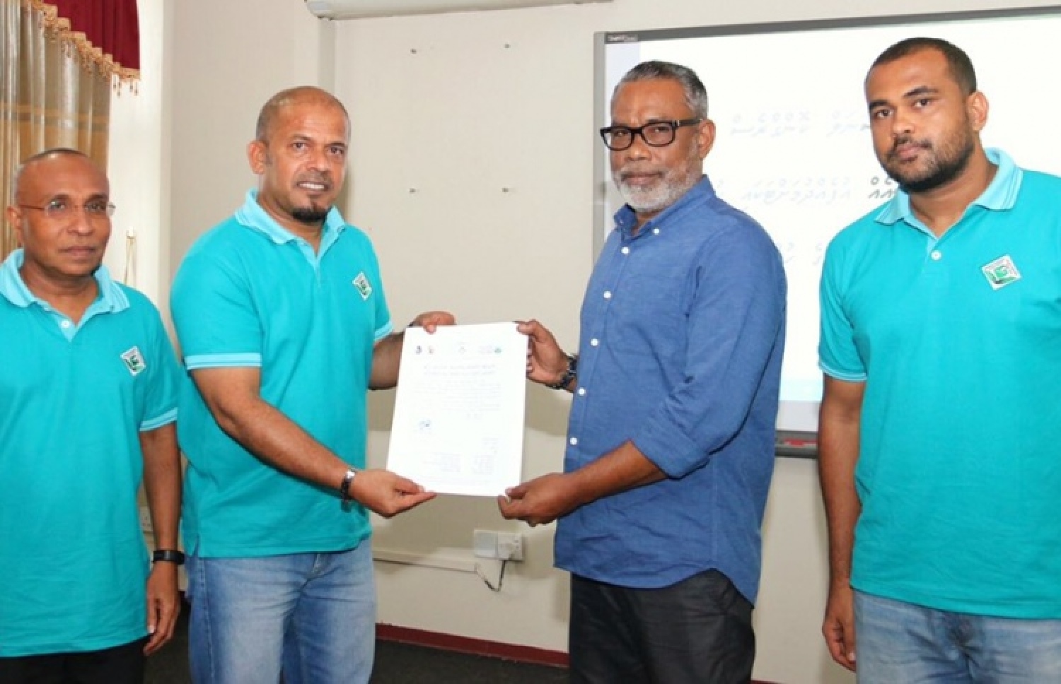 ޔާމީންގެ ޕީއެންސީ އުފެއްދުމުގެ ހުއްދައާ އަބްދުއްރަހީމް ހަވާލުވެވަޑައިގަންނަވަނީ --ފޮޓޯ: އަހުމަދު ނިޝާތު/މިހާރު