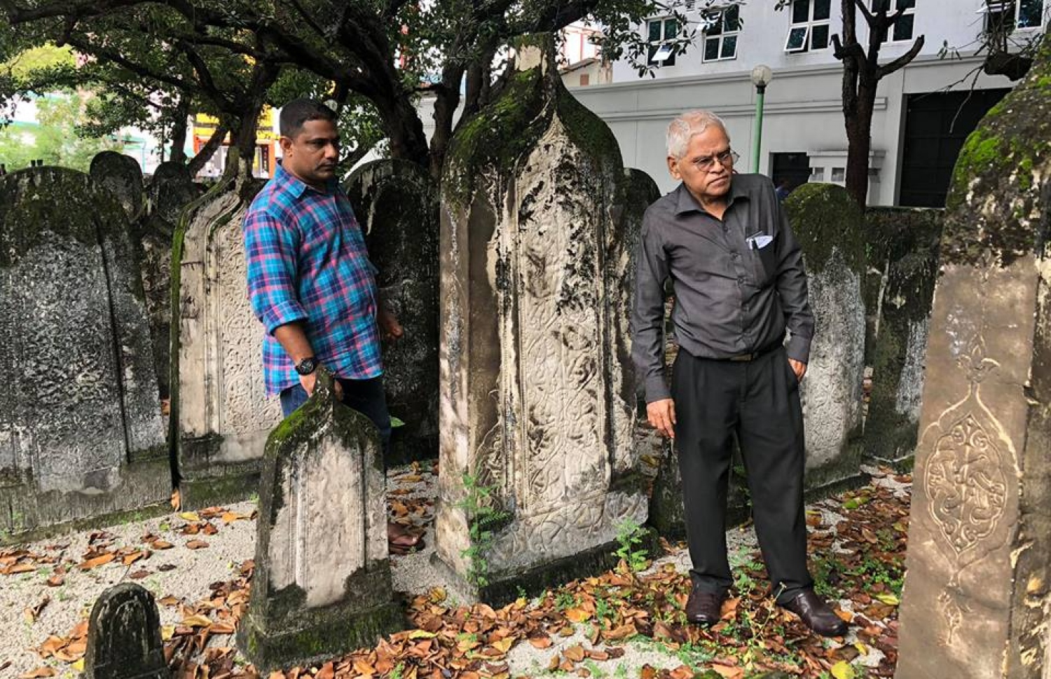 ނަދުވީ (ކ) އާއި ދިވެހި ބަހުގެ އެކެޑަމީގެ ރައީސް އަޝްރަފް ހުކުރު މިސްކިތުގެ މަހާނަގަލެއް ބައްލަވާލައްވަނީ: އަވަހާރަވިއިރު އޭނާ ހުންނެވީ އެ އެކެޑަމީގެ ޑެޕިއުޓީ ޑިރެކްޓަރުގެ މަގާމުގައި.