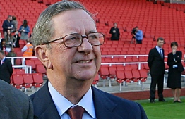 (FILES) In this file photo taken on October 26, 2006 Arsenal football club Chairman Peter Hill-Wood (C) attends an engagement to officially open the Emirates Stadium in London on October 26, 2006. - Former Arsenal chairman Peter Hill-Wood, who signed off on hiring a then largely unknown Arsene Wenger as manager, has died aged 82, the Premier League club announced on December 28, 2018. (Photo by Odd ANDERSEN / POOL / AFP)