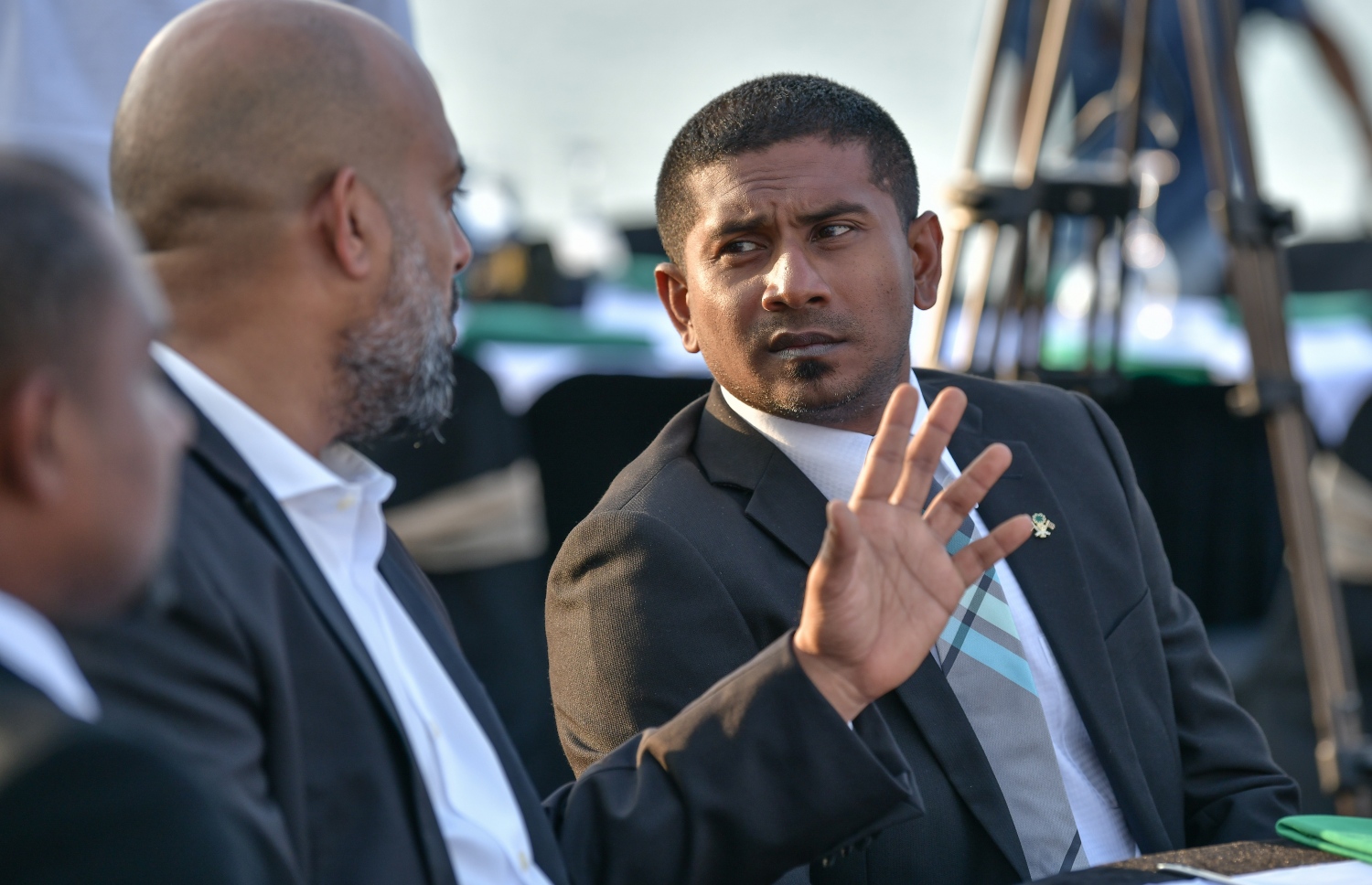 މޯލްޑިވްސް ފުޓްބޯލް އެވޯޑްސް ހަފުލާގައި މިނިސްޓަރު މަހުލޫފު (ކ) އާއި އޮލިމްޕިކް ކޮމިޓީގެ ރައީސް ޝަވީދު. -- ފޮޓޯ: ނިޝާން އަލީ/މިހާރު