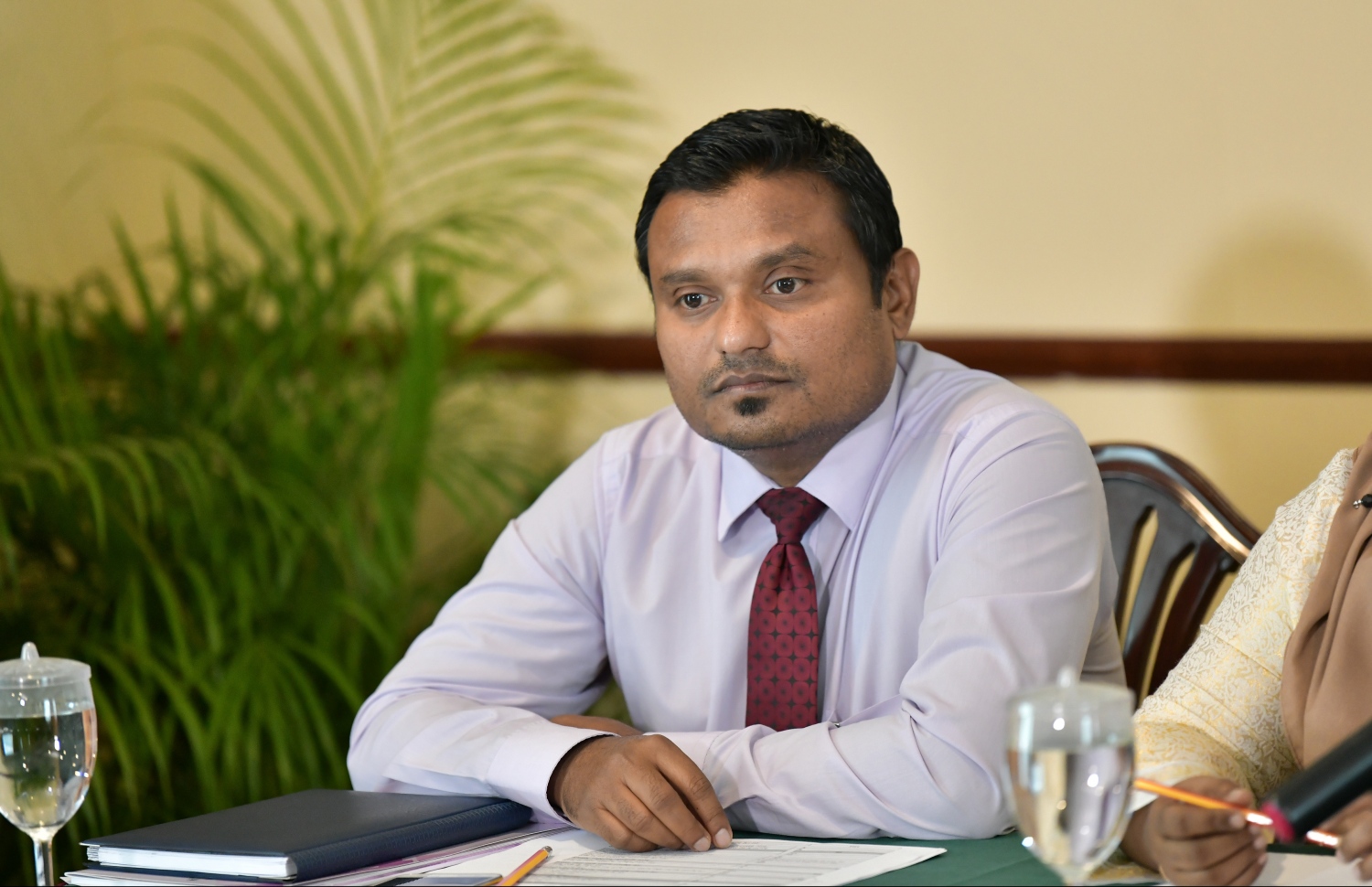 ޖެންޑާ މިނިސްޓްރީން މިއަދު ބޭއްވި ނޫސްވެރިންގެ ބައްދަލުވުމުގައި އެންޑީއޭގެ ސީއީއޯ ޝަހީލް ބައިވެރިވެވަޑައިގަންނަވަނީ.--ފޮޓޯ: ހުސެއިން ވަހީދު/ މިހާރު