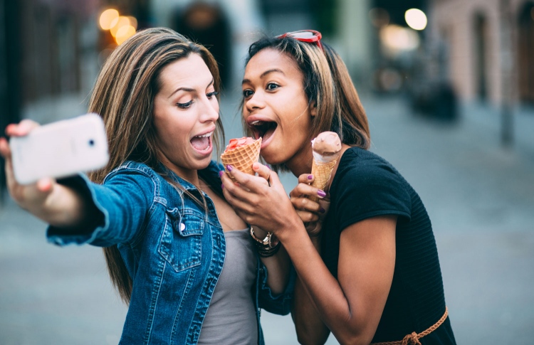 ސެލްފީ ނަގަން ހަދައިގެން ކުޑަހުޅު ހަލާކުވެދާނެ