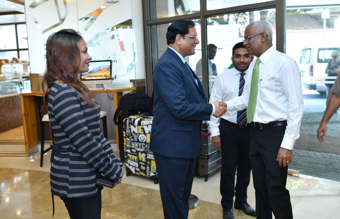 30 ޑިސެމްބަރު 2018: ހެލްތު މިިނިސްޓްރީން އިންތިޒާމްކޮށްގެން ބާއްވާ ދިވެހި ބޭސް އަދި އޯލްޓަނޭޓިވް މެޑިސިން ކުރިއެރުވުމާ ބެހޭ މަހާސިންތާ އިފްތިހާތުކުރުމުގެ ގޮތުން ހޮޓެލް ޖެންގައި ބޭއްވި ރަސްމިއްޔާތުގައި ބައިވެރިވެވަޑައިގެންނެވުމަށް ރައީސް އިބްރާހިމް މުހައްމަދު ސޯލިހް ވަޑައިގެންނެވުމުން ޑަބްލިޔުއެޗްއޯގެ މަންދޫބު ޑރ.އަރްވިންދު ރައީސަށް މަރުހަބާ ދަންނަވަނީ.---ފޮޓޯ:ރައީސް އޮފީސް