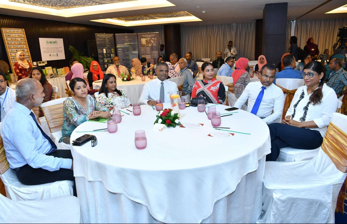 30 ޑިސެމްބަރު 2018: ހެލްތު މިިނިސްޓްރީން އިންތިޒާމްކޮށްގެން ބާއްވާ ދިވެހި ބޭސް އަދި އޯލްޓަނޭޓިވް މެޑިސިން ކުރިއެރުވުމާ ބެހޭ މަހާސިންތާ އިފްތިހާތުކުރުމުގެ ގޮތުން ހޮޓެލް ޖެންގައި ބޭއްވި ރަސްމިއްޔާތުގެ ތެރެއިން.---ފޮޓޯ:ރައީސް އޮފީސް
