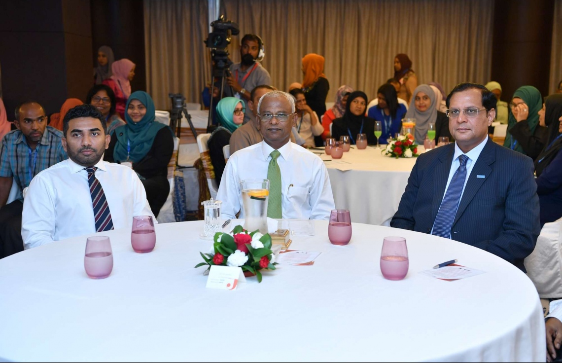 30 ޑިސެމްބަރު 2018: ހެލްތު މިިނިސްޓްރީން އިންތިޒާމްކޮށްގެން ބާއްވާ ދިވެހި ބޭސް އަދި އޯލްޓަނޭޓިވް މެޑިސިން ކުރިއެރުވުމާ ބެހޭ މަހާސިންތާ އިފްތިހާތުކުރުމުގެ ގޮތުން ހޮޓެލް ޖެންގައި ބޭއްވި ރަސްމިއްޔާތުގައި ރައީސް އިބްރާޙިމް މުހައްމަދު ސޯލިހް އާއެކު ހެލްތު މިނިސްޓަރު އަމީން (ވ) އަދި ޑަބްލިޔުއެޗްއޯގެ މަންދޫބު ޑރ. އަރްވިންދު މާތޫރު ބައިވެރިވެވަޑައިގަންނަވަނީ.---ފޮޓޯ:ރައީސް އޮފީސް