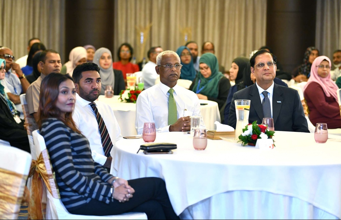 30 ޑިސެމްބަރު 2018: ހެލްތު މިިނިސްޓްރީން އިންތިޒާމްކޮށްގެން ބާއްވާ ދިވެހި ބޭސް އަދި އޯލްޓަނޭޓިވް މެޑިސިން ކުރިއެރުވުމާ ބެހޭ މަހާސިންތާ އިފްތިހާތުކުރުމުގެ ގޮތުން ހޮޓެލް ޖެންގައި ބޭއްވި ރަސްމިއްޔާތުގެ ތެރެއިން.---ފޮޓޯ:ރައީސް އޮފީސް