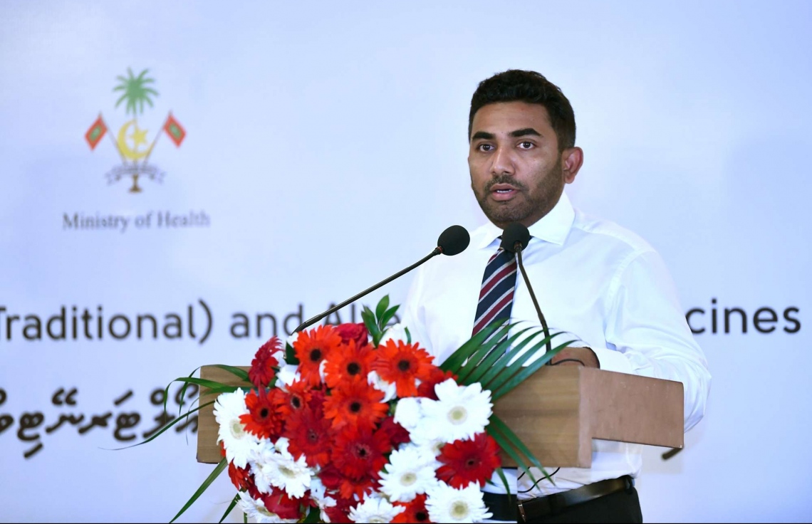 30 ޑިސެމްބަރު 2018: ހެލްތު މިިނިސްޓްރީން އިންތިޒާމްކޮށްގެން ބާއްވާ ދިވެހި ބޭސް އަދި އޯލްޓަނޭޓިވް މެޑިސިން ކުރިއެރުވުމާ ބެހޭ މަހާސިންތާ އިފްތިހާތުކުރުމުގެ ގޮތުން ހޮޓެލް ޖެންގައި ބޭއްވި ރަސްމިއްޔާތުގައި ހެލްތު މިނިސްޓަރު އަމީން ވާހަކަދައްކަވަނީ.---ފޮޓޯ:ރައީސް އޮފީސް