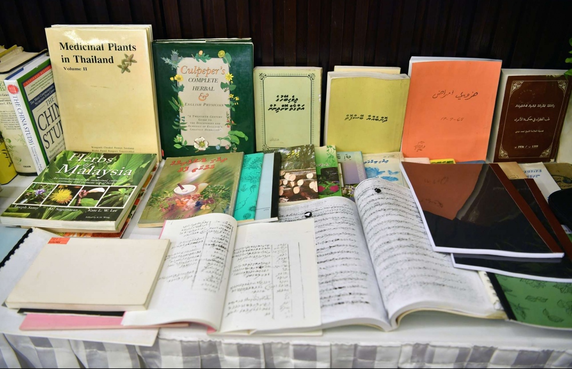 30 ޑިސެމްބަރު 2018: ހެލްތު މިިނިސްޓްރީން އިންތިޒާމްކޮށްގެން ބާއްވާ ދިވެހި ބޭސް އަދި އޯލްޓަނޭޓިވް މެޑިސިން ކުރިއެރުވުމާ ބެހޭ މަހާސިންތާ އިފްތިހާތުކުރުމުގެ ގޮތުން ހޮޓެލް ޖެންގައި ބޭއްވި ރަސްމިއްޔާތުގައި ދައްކާލުމަށް ބަހައްޓާފައިހުރި ބޭސްވެރިކަމާބެހޭ ފޮތްތަކެއް.---ފޮޓޯ:ރައީސް އޮފީސް