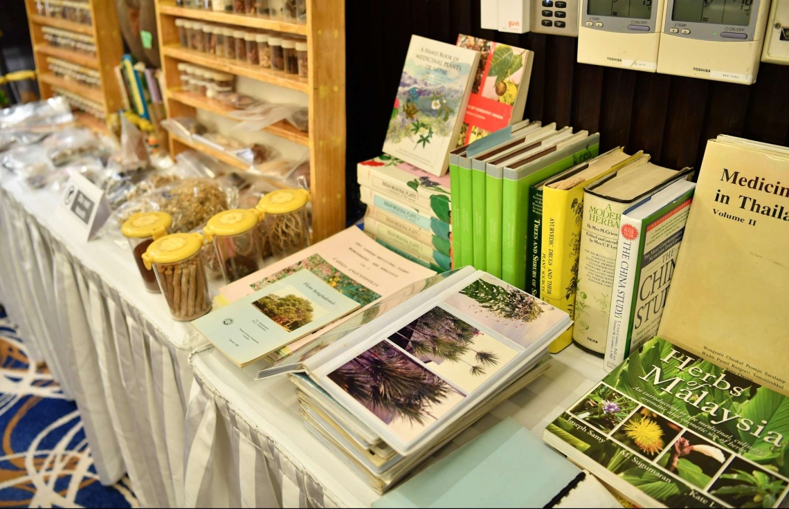 30 ޑިސެމްބަރު 2018: ހެލްތު މިިނިސްޓްރީން އިންތިޒާމްކޮށްގެން ބާއްވާ ދިވެހި ބޭސް އަދި އޯލްޓަނޭޓިވް މެޑިސިން ކުރިއެރުވުމާ ބެހޭ މަހާސިންތާ އިފްތިހާތުކުރުމުގެ ގޮތުން ހޮޓެލް ޖެންގައި ބޭއްވި ރަސްމިއްޔާތުގައި ދައްކާލުމަށް ބަހައްޓާފައިހުރި ބޭސްވެރިކަމާބެހޭ ބައެއް ތަކެއްޗާއި ފޮތްތަކެއް.---ފޮޓޯ:ރައީސް އޮފީސް