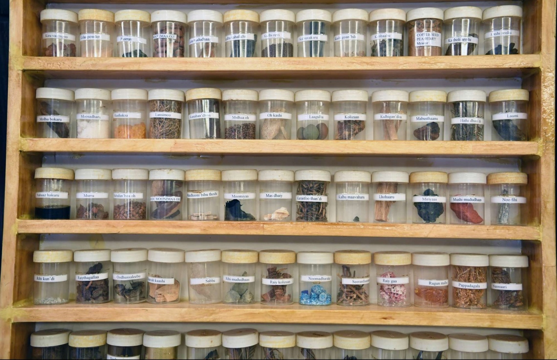 30 ޑިސެމްބަރު 2018: ހެލްތު މިިނިސްޓްރީން އިންތިޒާމްކޮށްގެން ބާއްވާ ދިވެހި ބޭސް އަދި އޯލްޓަނޭޓިވް މެޑިސިން ކުރިއެރުވުމާ ބެހޭ މަހާސިންތާ އިފްތިހާތުކުރުމުގެ ގޮތުން ހޮޓެލް ޖެންގައި ބޭއްވި ރަސްމިއްޔާތުގައި ދައްކާލުމަށް ބަހައްޓާފައިހުރި ދިވެހި ބޭހަށް ބޭނުންކުރާ ބައެއް ސާމާނު.---ފޮޓޯ:ރައީސް އޮފީސް