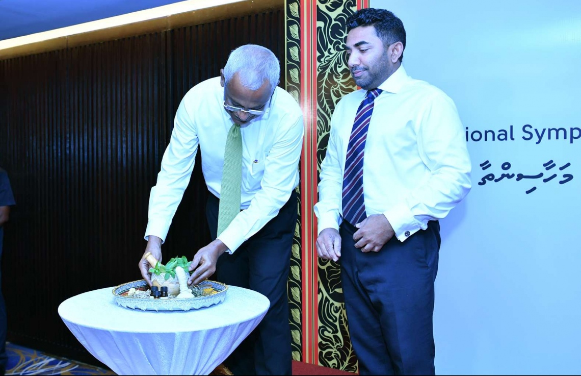 30 ޑިސެމްބަރު 2018: ހެލްތު މިިނިސްޓްރީން އިންތިޒާމްކޮށްގެން ބާއްވާ ދިވެހި ބޭސް އަދި އޯލްޓަނޭޓިވް މެޑިސިން ކުރިއެރުވުމާ ބެހޭ މަހާސިންތާ ރައީސް އިބްރާހިމް މުހައްމަދު ސޯލިހް އިފްތިތާހުކޮށްދެއްވާއިރު އަރިހުގައި ހެލްތު މިނިސްޓަރު އަމީން.---ފޮޓޯ:ރައީސް އޮފީސް