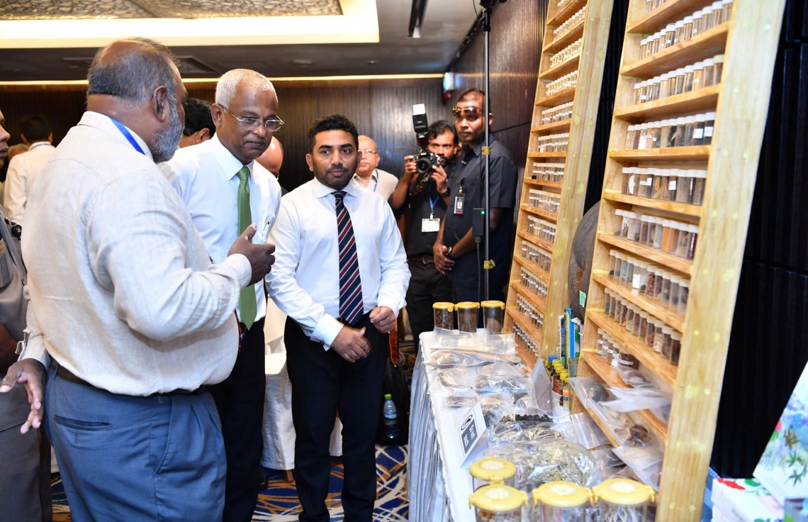 30 ޑިސެމްބަރު 2018: ހެލްތު މިިނިސްޓްރީން އިންތިޒާމްކޮށްގެން ބާއްވާ ދިވެހި ބޭސް އަދި އޯލްޓަނޭޓިވް މެޑިސިން ކުރިއެރުވުމާ ބެހޭ މަހާސިންތާ އިފްތިހާތުކުރުމުގެ ގޮތުން ހޮޓެލް ޖެންގައި ބޭއްވި ރަސްމިއްޔާތުގައި ރައީސް އިބްރާހިމް މުހައްމަދު ސޯލިހް ދިވެހި ބޭހުގެ ސްޓޯލެއް ބައްލަވާލައްވަނީ.---ފޮޓޯ:ރައީސް އޮފީސް