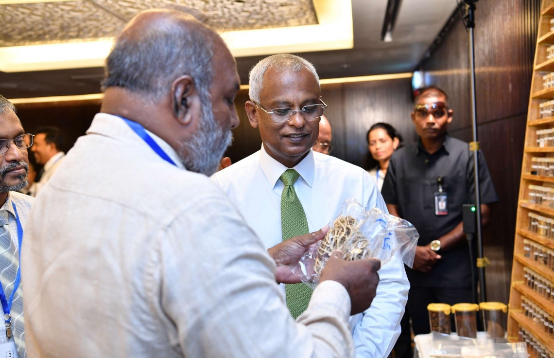 30 ޑިސެމްބަރު 2018: ހެލްތު މިިނިސްޓްރީން އިންތިޒާމްކޮށްގެން ބާއްވާ ދިވެހި ބޭސް އަދި އޯލްޓަނޭޓިވް މެޑިސިން ކުރިއެރުވުމާ ބެހޭ މަހާސިންތާ އިފްތިހާތުކުރުމުގެ ގޮތުން ހޮޓެލް ޖެންގައި ބޭއްވި ރަސްމިއްޔާތުގައި ރައީސް އިބްރާހިމް މުހައްމަދު ސޯލިހް ދިވެހި ބޭހަށް ބޭނުންކުރާ ބައެއް ތަކެތި ބައްލަވާލައްވަނީ.---ފޮޓޯ:ރައީސް އޮފީސް