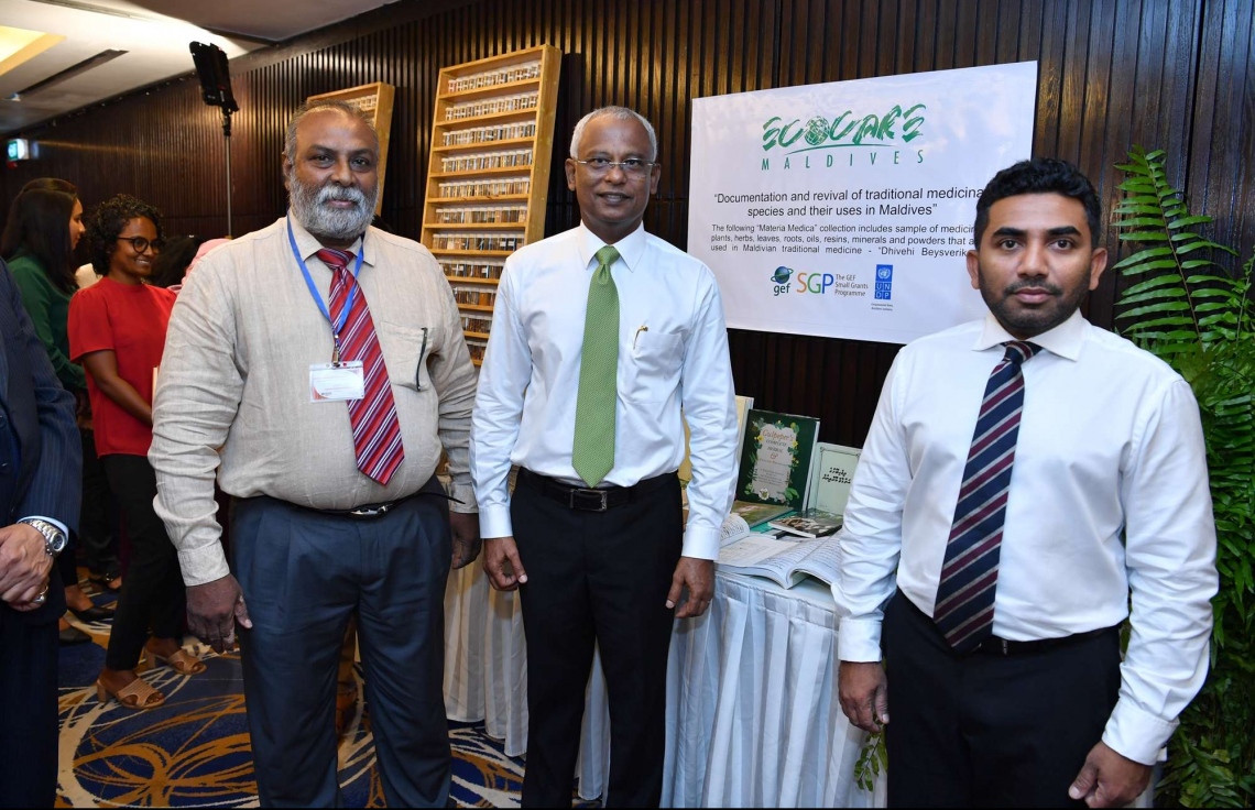 30 ޑިސެމްބަރު 2018: ހެލްތު މިިނިސްޓްރީން އިންތިޒާމްކޮށްގެން ބާއްވާ ދިވެހި ބޭސް އަދި އޯލްޓަނޭޓިވް މެޑިސިން ކުރިއެރުވުމާ ބެހޭ މަހާސިންތާ އިފްތިހާތުކުރުމުގެ ގޮތުން ހޮޓެލް ޖެންގައި ބޭއްވި ރަސްމިއްޔާތުގައި ރައީސް އިބްރާހިމް މުހައްމަދު ސޯލިހް އާއެކު (ކ-ވ) ހެލްތު މިނިސްޓަރު އަމީން އަދި މުހައްމަދު ޒާހިރު (މީމުޒަވިޔަނި) ފޮޓޯއަކަށް ހުއްޓިވަޑައިގެން .---ފޮޓޯ:ރައީސް އޮފީސް