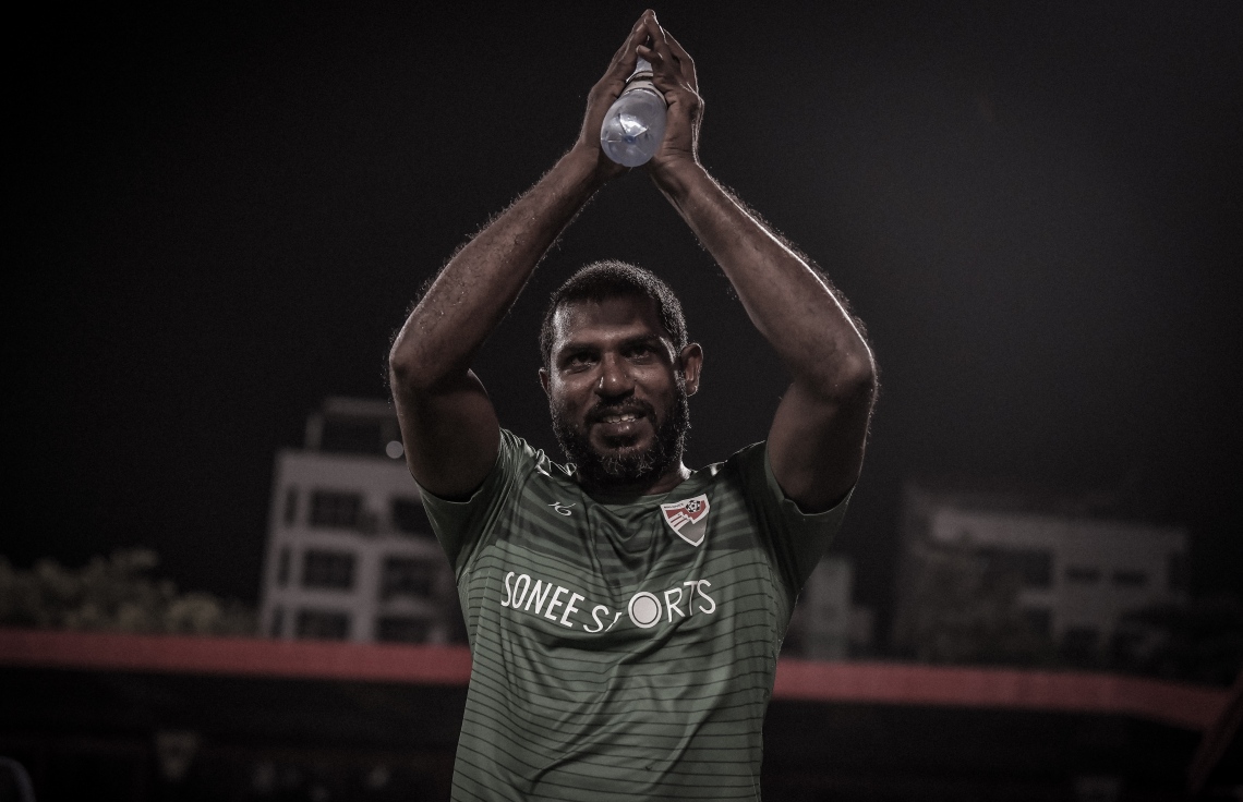 30 ޑިސެމްބަރު 2018: ރާއްޖޭގައި އުފެދުނު އެންމެ މޮޅު ގޯލްކީޕަރު އިމްރާން މުހައްމަދު (އިއްމަ) ގައުމީ ފުޓްބޯޅަ ޓީމަށް ކުޅުން ހުއްޓާލުން ފާހަގަކުރުމުގެ ގޮތުން ކުޅުނު ހާއްސަ ފުޓުބޯޅަ މެޗުގެ ތެރެއިން.---ފޮޓޯ: ނިޝާން އަލީ/މިހާރު