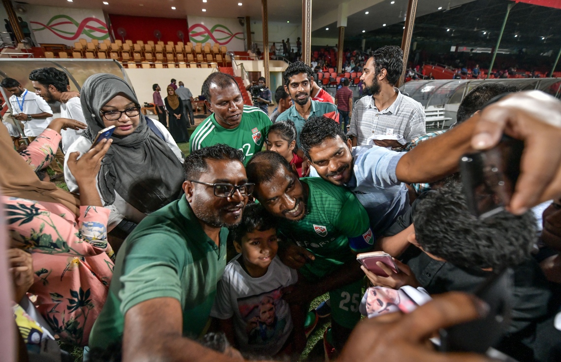 30 ޑިސެމްބަރު 2018: ރާއްޖޭގައި އުފެދުނު އެންމެ މޮޅު ގޯލްކީޕަރު އިމްރާން މުހައްމަދު (އިއްމަ) ގައުމީ ފުޓްބޯޅަ ޓީމަށް ކުޅުން ހުއްޓާލުން ފާހަގަކުރުމުގެ ގޮތުން ކުޅުނު ހާއްސަ ފުޓުބޯޅަ މެޗުގެ ތެރެއިން.---ފޮޓޯ: ނިޝާން އަލީ/މިހާރު