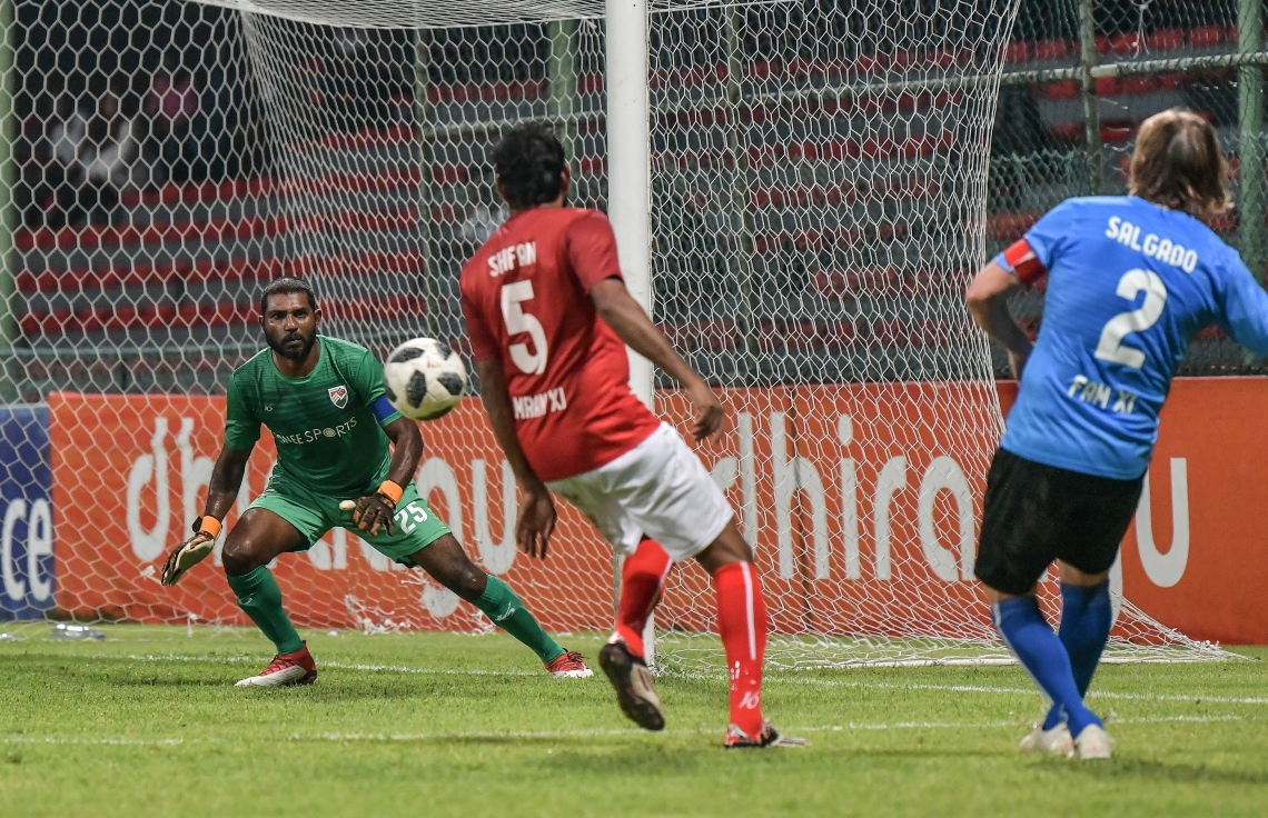 30 ޑިސެމްބަރު 2018: ރާއްޖޭގައި އުފެދުނު އެންމެ މޮޅު ގޯލްކީޕަރު އިމްރާން މުހައްމަދު (އިއްމަ) ގައުމީ ފުޓްބޯޅަ ޓީމަށް ކުޅުން ހުއްޓާލުން ފާހަގަކުރުމުގެ ގޮތުން ކުޅުނު ހާއްސަ ފުޓުބޯޅަ މެޗުގެ ތެރެއިން.---ފޮޓޯ: ނިޝާން އަލީ/މިހާރު