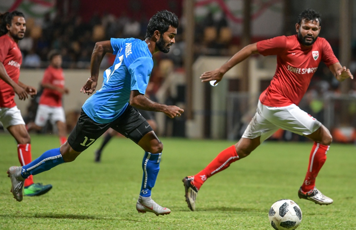 30 ޑިސެމްބަރު 2018: ރާއްޖޭގައި އުފެދުނު އެންމެ މޮޅު ގޯލްކީޕަރު އިމްރާން މުހައްމަދު (އިއްމަ) ގައުމީ ފުޓްބޯޅަ ޓީމަށް ކުޅުން ހުއްޓާލުން ފާހަގަކުރުމުގެ ގޮތުން ކުޅުނު ހާއްސަ ފުޓުބޯޅަ މެޗުގެ ތެރެއިން.---ފޮޓޯ: ނިޝާން އަލީ/މިހާރު