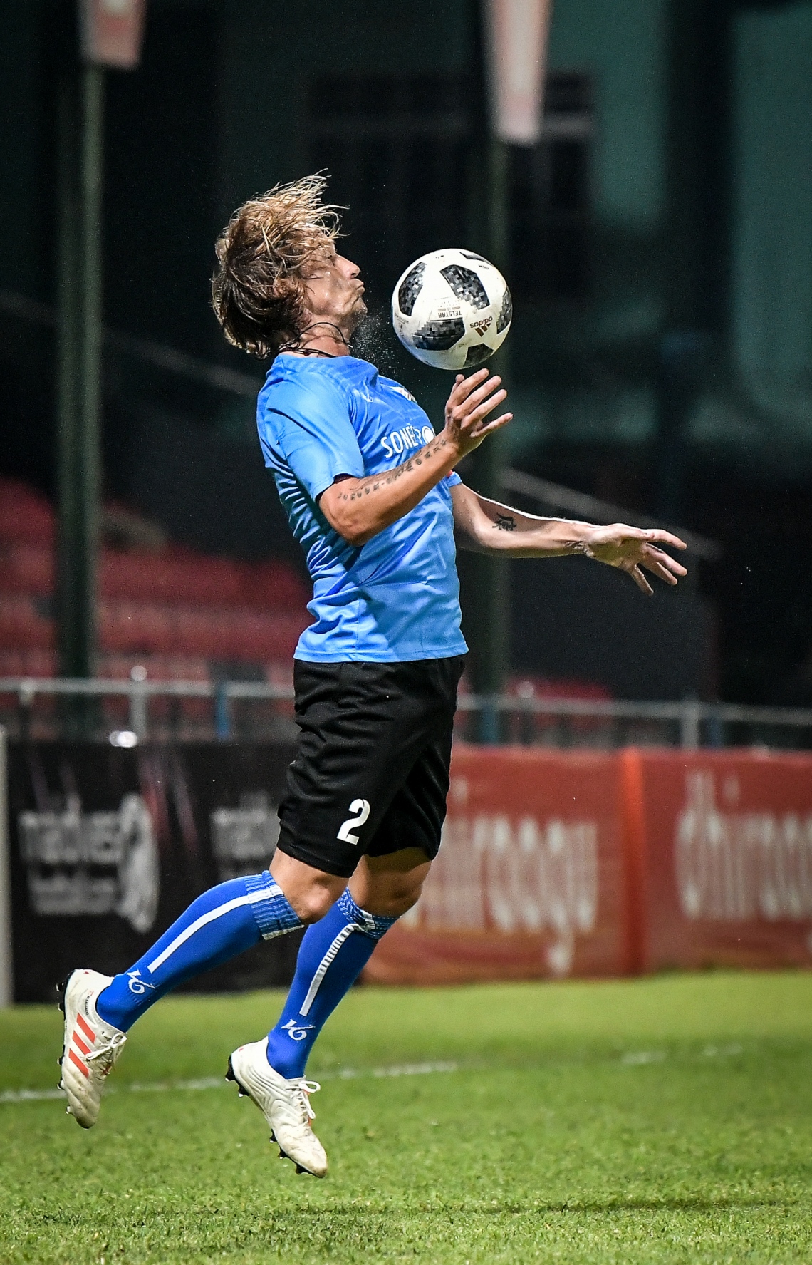 30 ޑިސެމްބަރު 2018: ރާއްޖޭގައި އުފެދުނު އެންމެ މޮޅު ގޯލްކީޕަރު އިމްރާން މުހައްމަދު (އިއްމަ) ގައުމީ ފުޓްބޯޅަ ޓީމަށް ކުޅުން ހުއްޓާލުން ފާހަގަކުރުމުގެ ގޮތުން ކުޅުނު ހާއްސަ ފުޓުބޯޅަ މެޗުގެ ތެރެއިން.---ފޮޓޯ: ނިޝާން އަލީ/މިހާރު