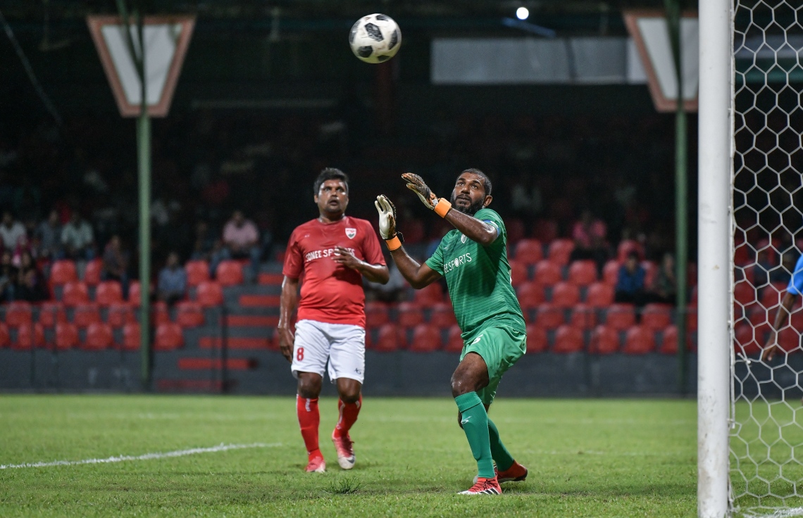 30 ޑިސެމްބަރު 2018: ރާއްޖޭގައި އުފެދުނު އެންމެ މޮޅު ގޯލްކީޕަރު އިމްރާން މުހައްމަދު (އިއްމަ) ގައުމީ ފުޓްބޯޅަ ޓީމަށް ކުޅުން ހުއްޓާލުން ފާހަގަކުރުމުގެ ގޮތުން ކުޅުނު ހާއްސަ ފުޓުބޯޅަ މެޗުގެ ތެރެއިން.---ފޮޓޯ: ނިޝާން އަލީ/މިހާރު