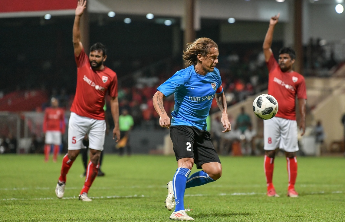 30 ޑިސެމްބަރު 2018: ރާއްޖޭގައި އުފެދުނު އެންމެ މޮޅު ގޯލްކީޕަރު އިމްރާން މުހައްމަދު (އިއްމަ) ގައުމީ ފުޓްބޯޅަ ޓީމަށް ކުޅުން ހުއްޓާލުން ފާހަގަކުރުމުގެ ގޮތުން ކުޅުނު ހާއްސަ ފުޓުބޯޅަ މެޗުގެ ތެރެއިން.---ފޮޓޯ: ނިޝާން އަލީ/މިހާރު