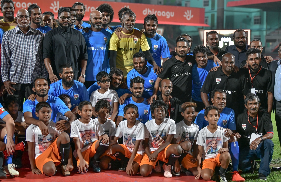 30 ޑިސެމްބަރު 2018: ރާއްޖޭގައި އުފެދުނު އެންމެ މޮޅު ގޯލްކީޕަރު އިމްރާން މުހައްމަދު (އިއްމަ) ގައުމީ ފުޓްބޯޅަ ޓީމަށް ކުޅުން ހުއްޓާލުން ފާހަގަކުރުމުގެ ގޮތުން ކުޅުނު ހާއްސަ ފުޓުބޯޅަ މެޗުގެ ތެރެއިން.---ފޮޓޯ: ނިޝާން އަލީ/މިހާރު