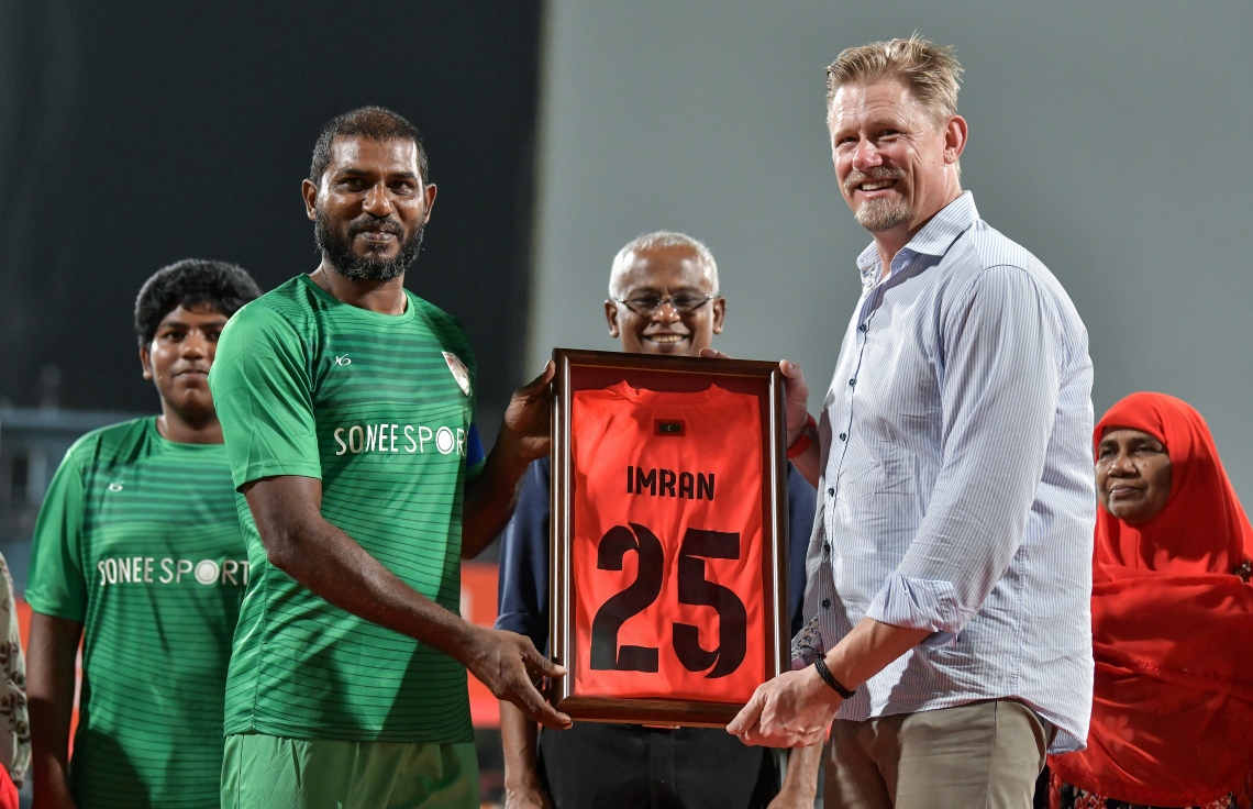 30 ޑިސެމްބަރު 2018: ރާއްޖޭގައި އުފެދުނު އެންމެ މޮޅު ގޯލްކީޕަރު އިމްރާން މުހައްމަދު (އިއްމަ) ގައުމީ ފުޓްބޯޅަ ޓީމަށް ކުޅުން ހުއްޓާލުން ފާހަގަކުރުމުގެ ގޮތުން ކުޅުނު ހާއްސަ ފުޓުބޯޅަ މެޗުގެ ތެރެއިން.---ފޮޓޯ: ނިޝާން އަލީ/މިހާރު