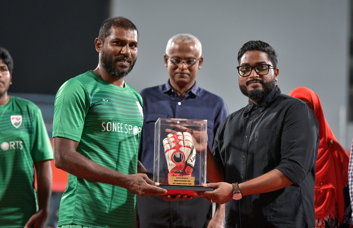 30 ޑިސެމްބަރު 2018: ރާއްޖޭގައި އުފެދުނު އެންމެ މޮޅު ގޯލްކީޕަރު އިމްރާން މުހައްމަދު (އިއްމަ) ގައުމީ ފުޓްބޯޅަ ޓީމަށް ކުޅުން ހުއްޓާލުން ފާހަގަކުރުމުގެ ގޮތުން ކުޅުނު ހާއްސަ ފުޓުބޯޅަ މެޗުގެ ތެރެއިން.---ފޮޓޯ: ނިޝާން އަލީ/މިހާރު