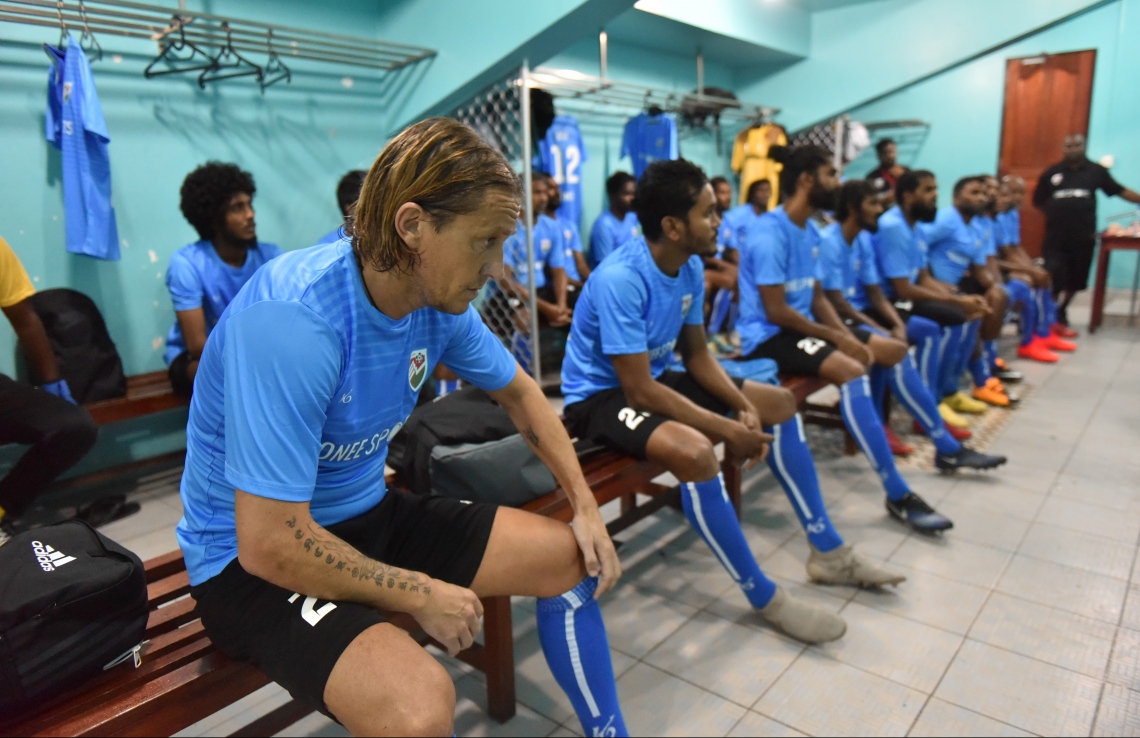 30 ޑިސެމްބަރު 2018: ރާއްޖޭގައި އުފެދުނު އެންމެ މޮޅު ގޯލްކީޕަރު އިމްރާން މުހައްމަދު (އިއްމަ) ގައުމީ ފުޓްބޯޅަ ޓީމަށް ކުޅުން ހުއްޓާލުން ފާހަގަކުރުމުގެ ގޮތުން ކުޅުނު ހާއްސަ ފުޓުބޯޅަ މެޗުގެ ތެރެއިން.---ފޮޓޯ: ހުސައިން ވަހީދު/މިހާރު