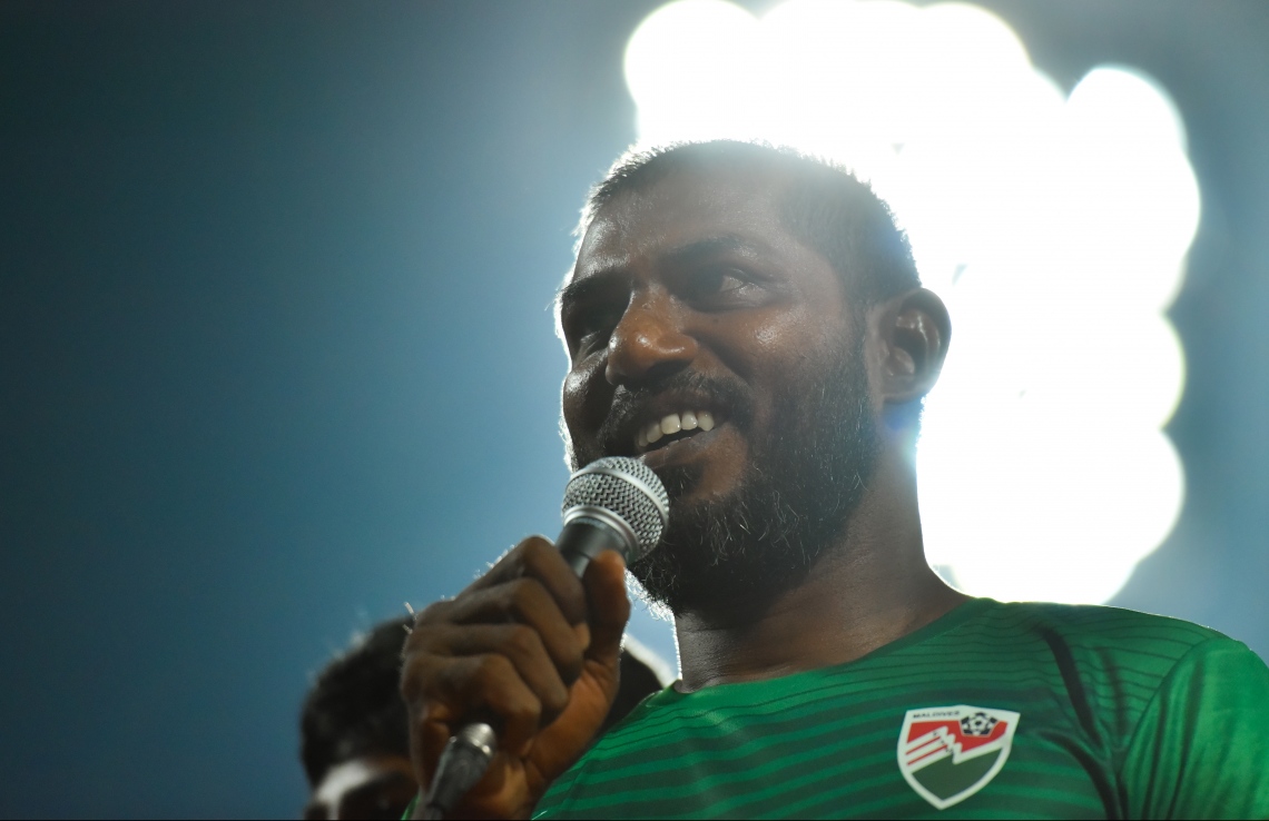 30 ޑިސެމްބަރު 2018: ރާއްޖޭގައި އުފެދުނު އެންމެ މޮޅު ގޯލްކީޕަރު އިމްރާން މުހައްމަދު (އިއްމަ) ގައުމީ ފުޓްބޯޅަ ޓީމަށް ކުޅުން ހުއްޓާލުން ފާހަގަކުރުމުގެ ގޮތުން ކުޅުނު ހާއްސަ ފުޓުބޯޅަ މެޗުގެ ތެރެއިން.---ފޮޓޯ: ހުސައިން ވަހީދު/މިހާރު