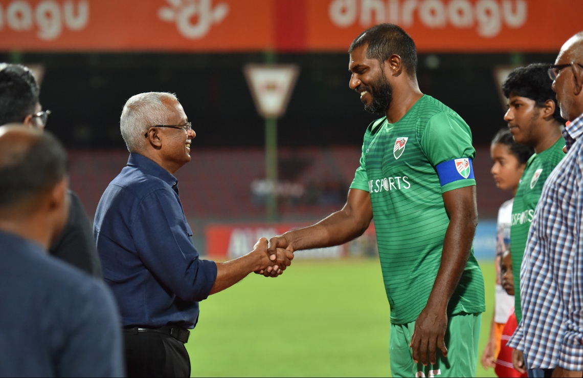 30 ޑިސެމްބަރު 2018: ރާއްޖޭގައި އުފެދުނު އެންމެ މޮޅު ގޯލްކީޕަރު އިމްރާން މުހައްމަދު (އިއްމަ) ގައުމީ ފުޓްބޯޅަ ޓީމަށް ކުޅުން ހުއްޓާލުން ފާހަގަކުރުމުގެ ގޮތުން ކުޅުނު ހާއްސަ ފުޓުބޯޅަ މެޗުގެ ތެރެއިން.---ފޮޓޯ: ހުސައިން ވަހީދު/މިހާރު