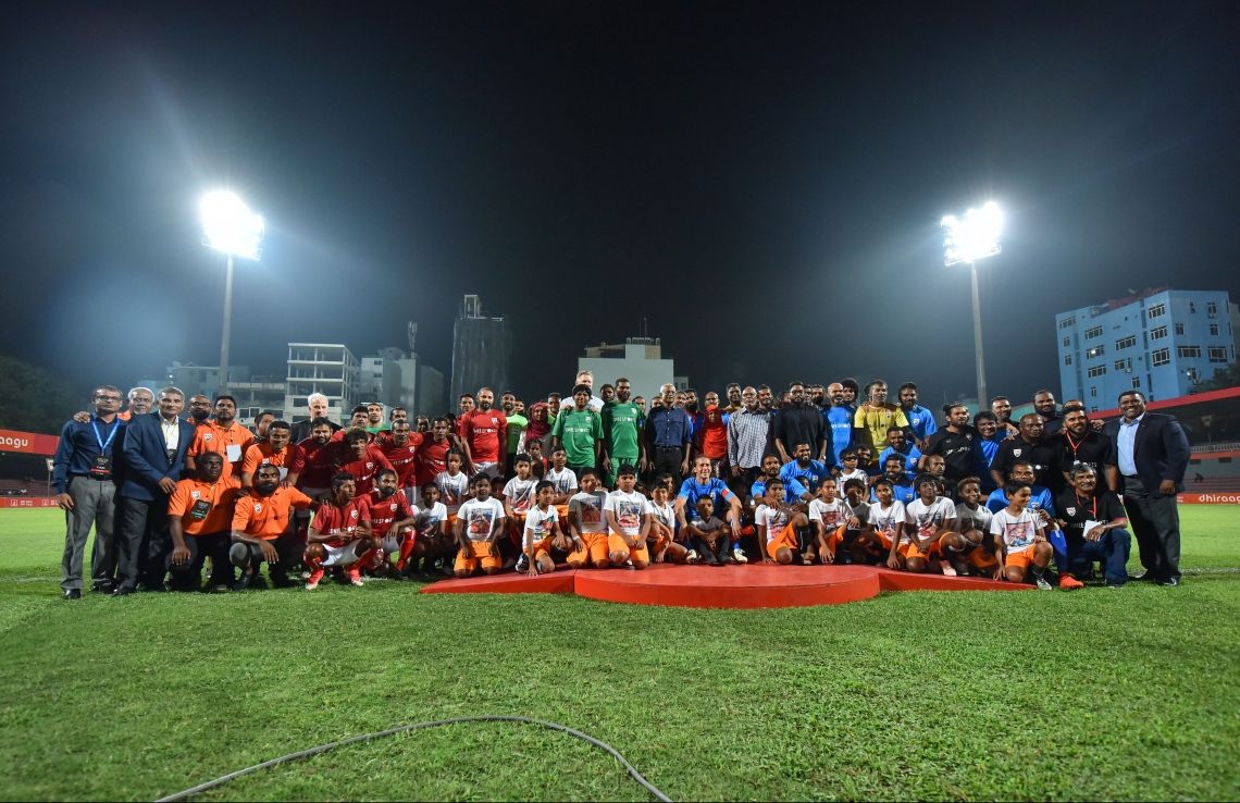 30 ޑިސެމްބަރު 2018: ރާއްޖޭގައި އުފެދުނު އެންމެ މޮޅު ގޯލްކީޕަރު އިމްރާން މުހައްމަދު (އިއްމަ) ގައުމީ ފުޓްބޯޅަ ޓީމަށް ކުޅުން ހުއްޓާލުން ފާހަގަކުރުމުގެ ގޮތުން ކުޅުނު ހާއްސަ ފުޓުބޯޅަ މެޗުގެ ތެރެއިން.---ފޮޓޯ: ހުސައިން ވަހީދު/މިހާރު