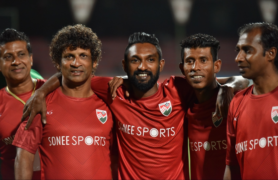 30 ޑިސެމްބަރު 2018: ރާއްޖޭގައި އުފެދުނު އެންމެ މޮޅު ގޯލްކީޕަރު އިމްރާން މުހައްމަދު (އިއްމަ) ގައުމީ ފުޓްބޯޅަ ޓީމަށް ކުޅުން ހުއްޓާލުން ފާހަގަކުރުމުގެ ގޮތުން ކުޅުނު ހާއްސަ ފުޓުބޯޅަ މެޗުގެ ތެރެއިން.---ފޮޓޯ:ހުސައިން ވަހީދު/މިހާރު